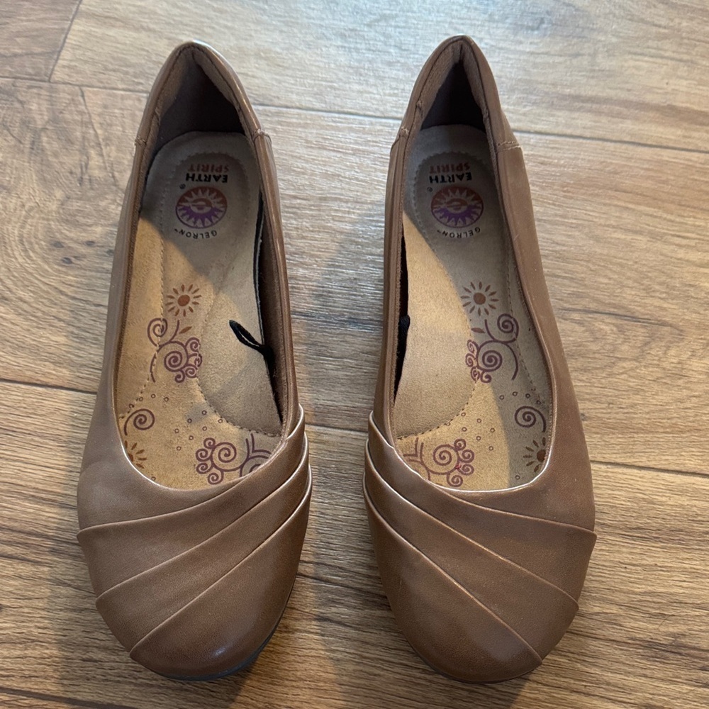 Earth Spirit Tan Slip-On Ballet Flats with Pleated Toe
